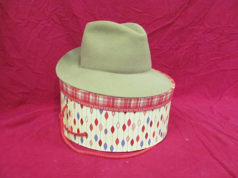 lot 85 image: vintage hat box
