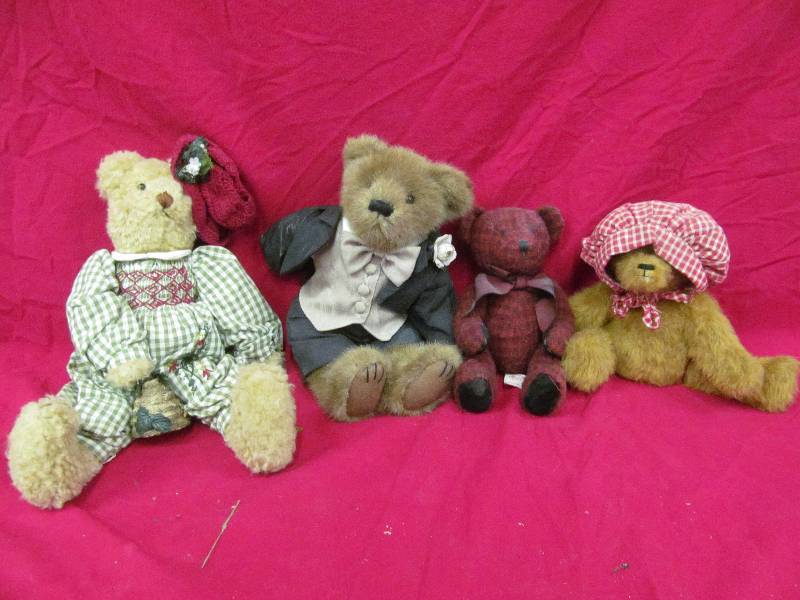 lot 92 image: stuffed bears