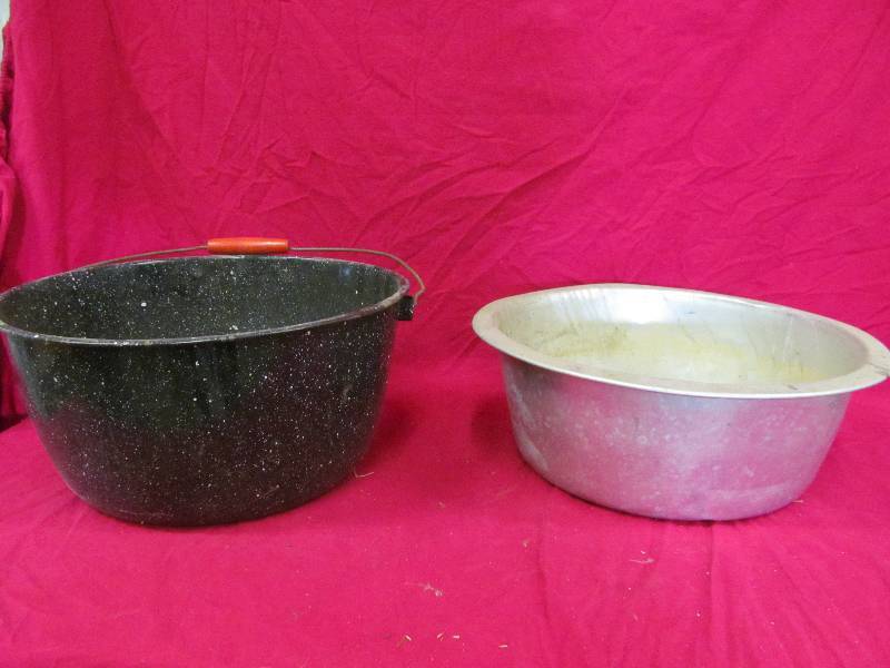 lot 229 image: Bucket