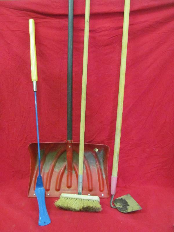 lot 250 image: Garden Tools
