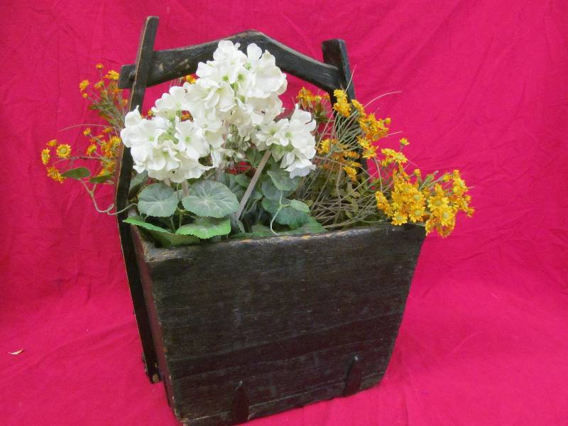 lot 279 image: Basket Dcor