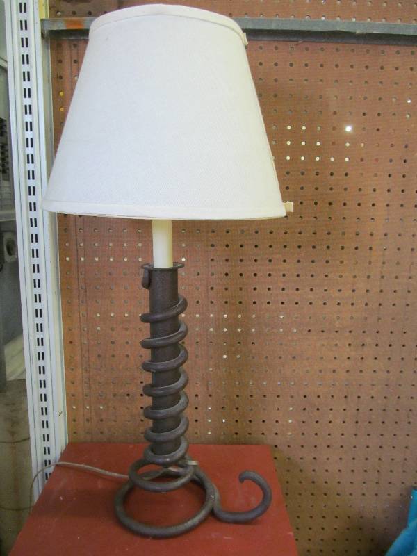 lot 300 image: Lamp