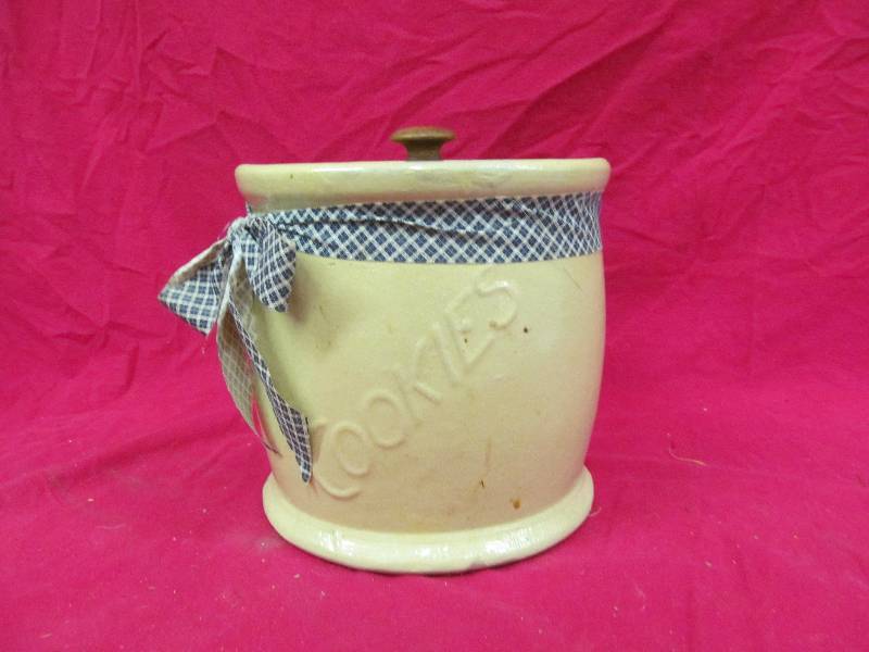 lot 319 image: Cookie Jar