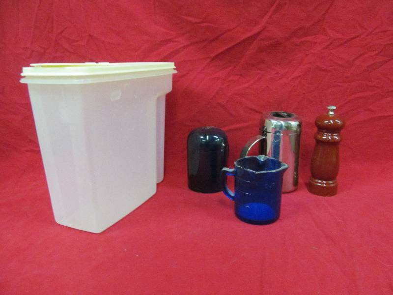 lot 130 image: kitchen items