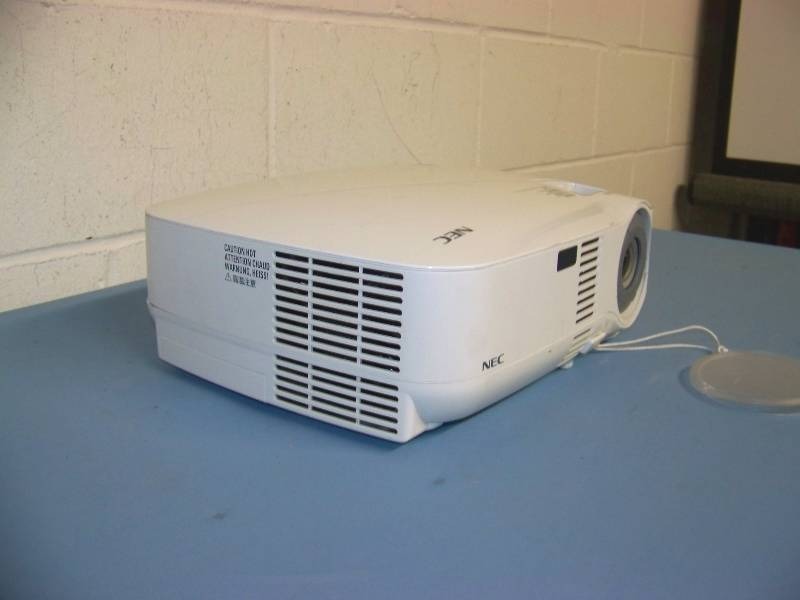 lot 20 image: NEC, VT595, LCD Projector