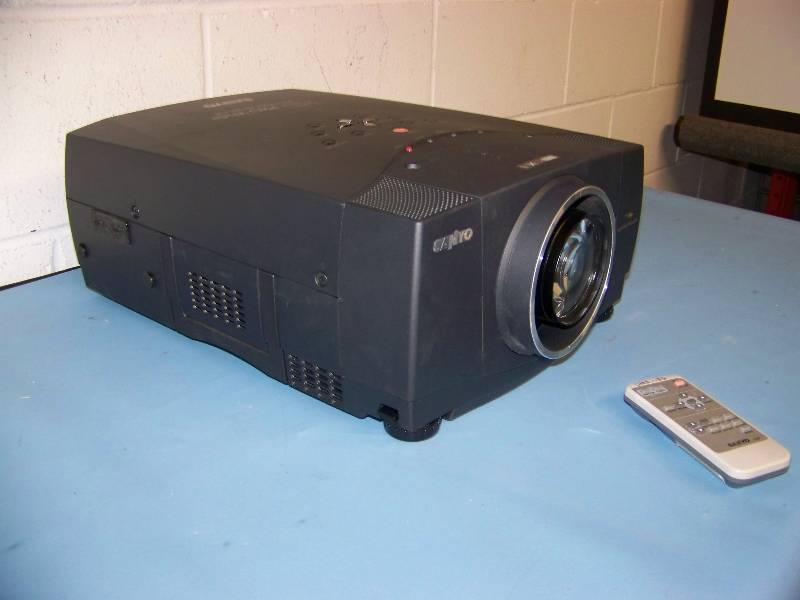 lot 16 image: Sanyo, PLV-80, LCD Projector with Remote Control
