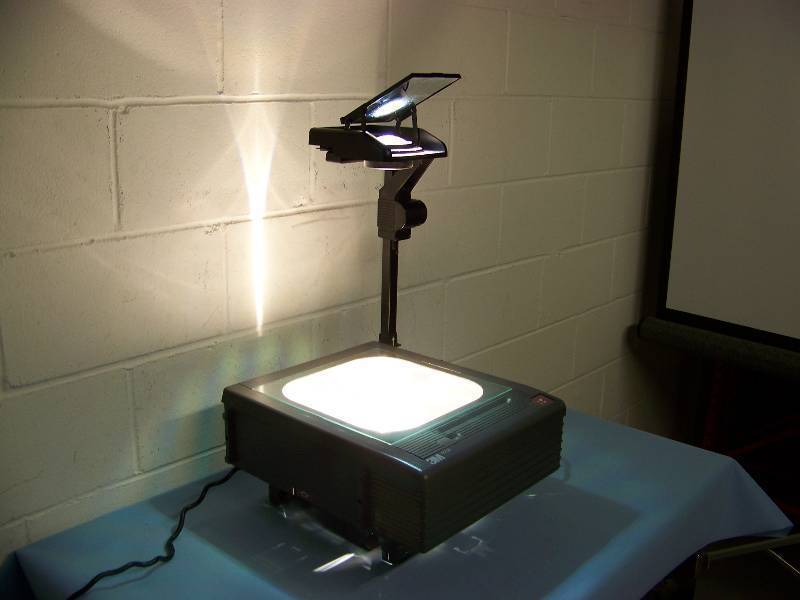 lot 81 image: 3M, Overhead Projector with Dual Bulbs and Protective Cover