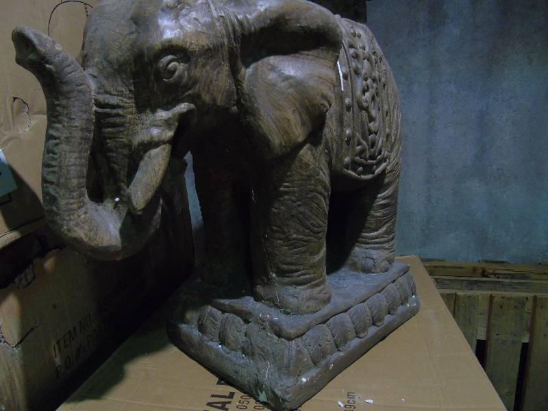 lot 22 image: Elephant Table Plant Stand