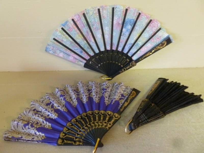 lot 19 image: Hand Fans