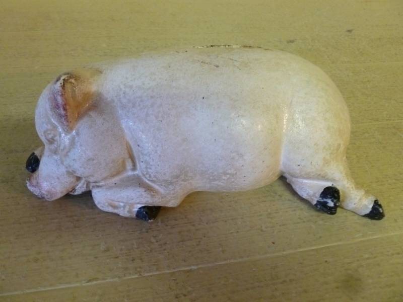 lot 22 image: Cast Iron Pig Bank