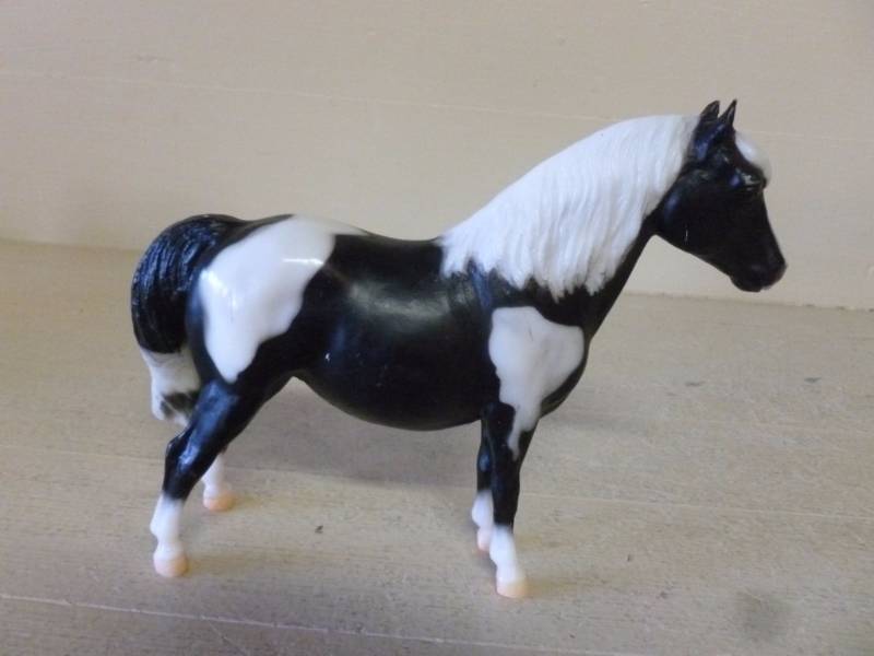 lot 26 image: Breyer Horse