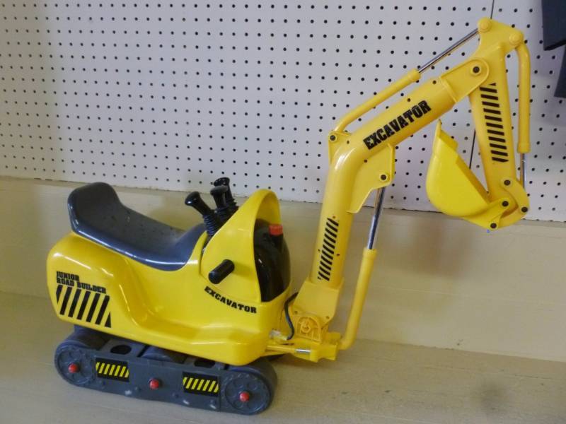 lot 46 image: Excavator Toy