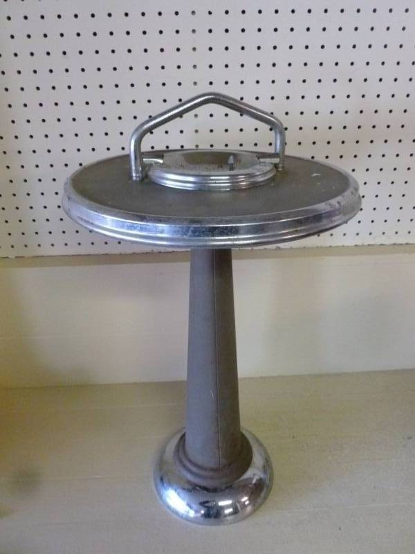 lot 91 image: Vintage Smoke Stand