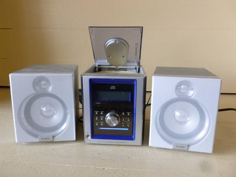 lot 100 image: Shelf Radio