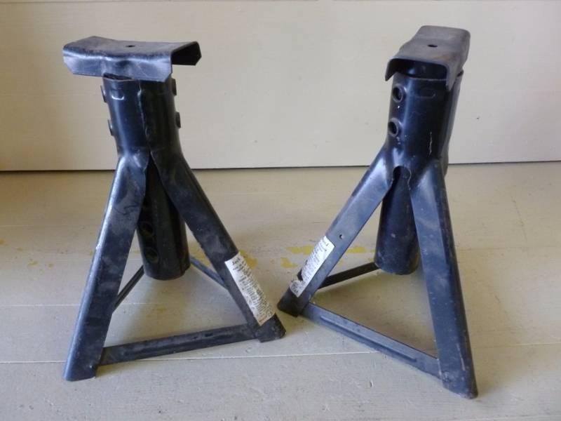 lot 105 image: Jack Stands