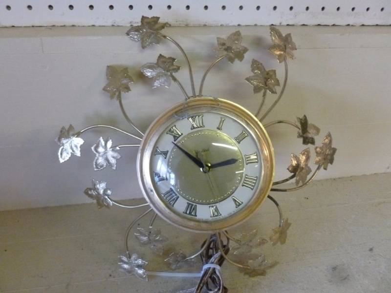 lot 162 image: Vintage Clock