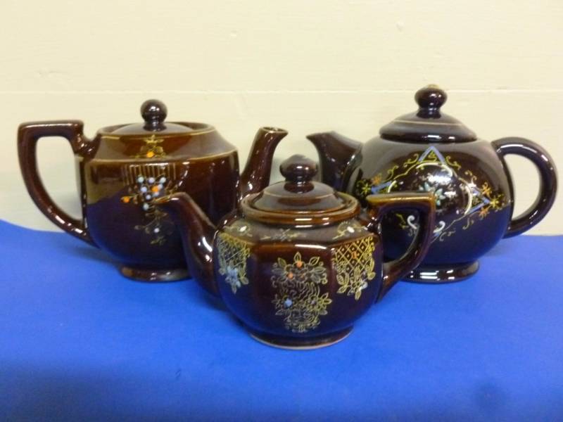 lot 193 image: Tea Pots