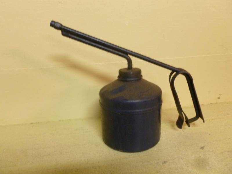 lot 211 image: Oil Can