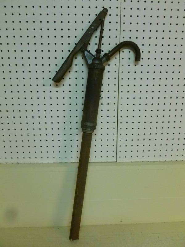 lot 213 image: Barrel Oil Pump