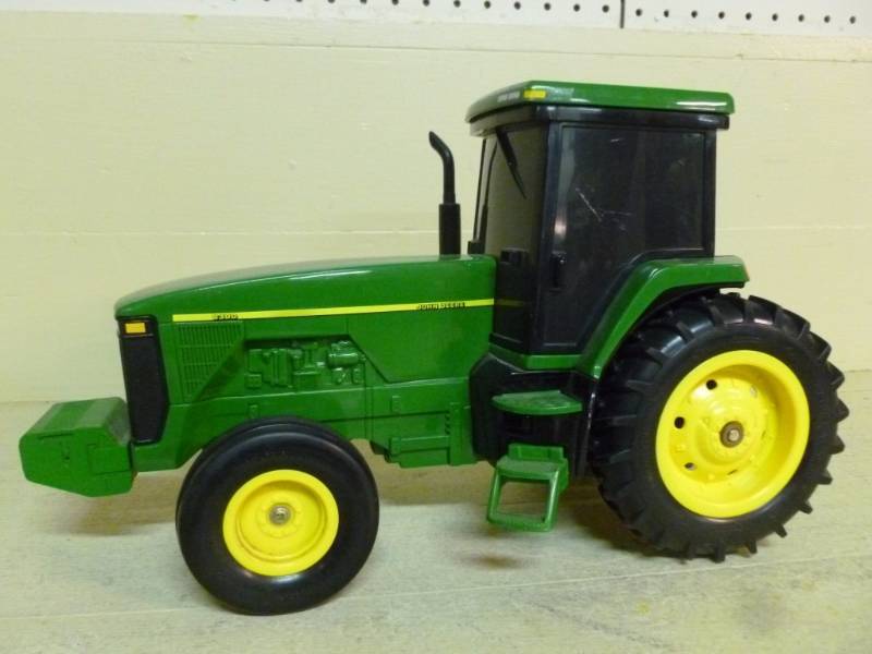 lot 258 image: Ertl - John Deere Tractor