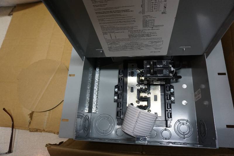 lot 18 image: Siemens Model MC1020B1100F 100 Amp 10 Space 20 Circuit Outdoor NEMA Overhead Flush Meter Load Center