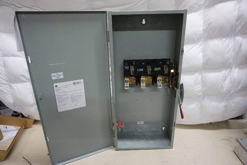 lot 27 image: GE Model TGN3324 200 Amp 240-Volt Non-Fuse Indoor Safety Service Disconnect Switch