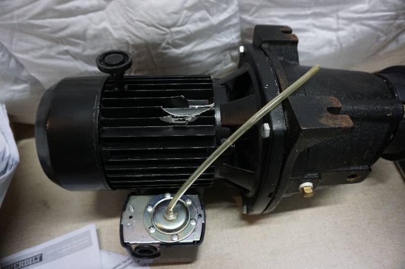 lot 28 image: Everbuilt Brand 34 hp Convertible Jet Pump