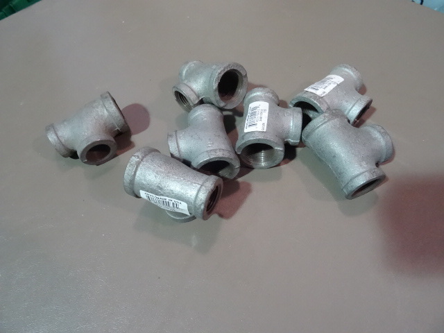 NEW Qty 7 Galvanized Pipe Tee 3  4 x 1  2 x 1  2 in