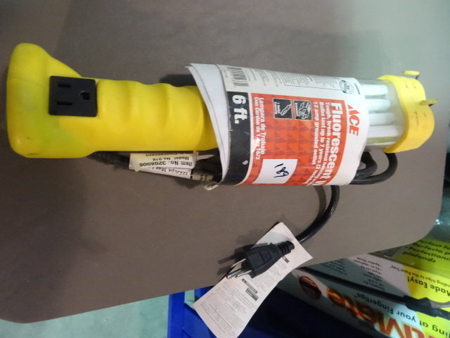 NEW Fluorescent Work Light with 6 ft cord and outlet