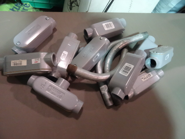 NEW Lot Qty 8 Metal Conduit 3  4 Tee and Qty 3 Metal Conduit Corner Pieces