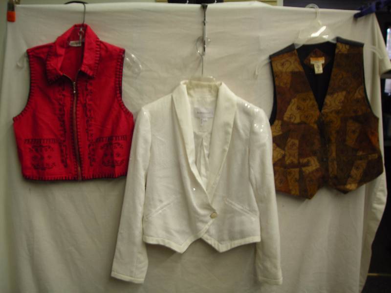 lot 13 image: 3- Pieces Size Small
