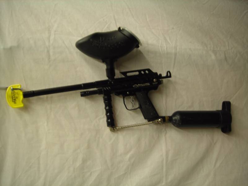 lot 18 image: Paintball Gun With Cylinder & Hopper Pirhana