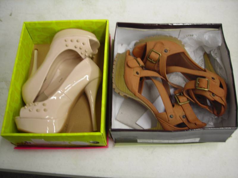 lot 24 image: 2- Pair High Heels Size 7 12 - 8
