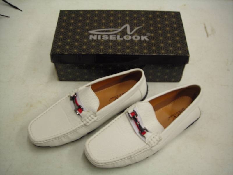 lot 28 image: Mens White Loafers Size 8 12 Niselook