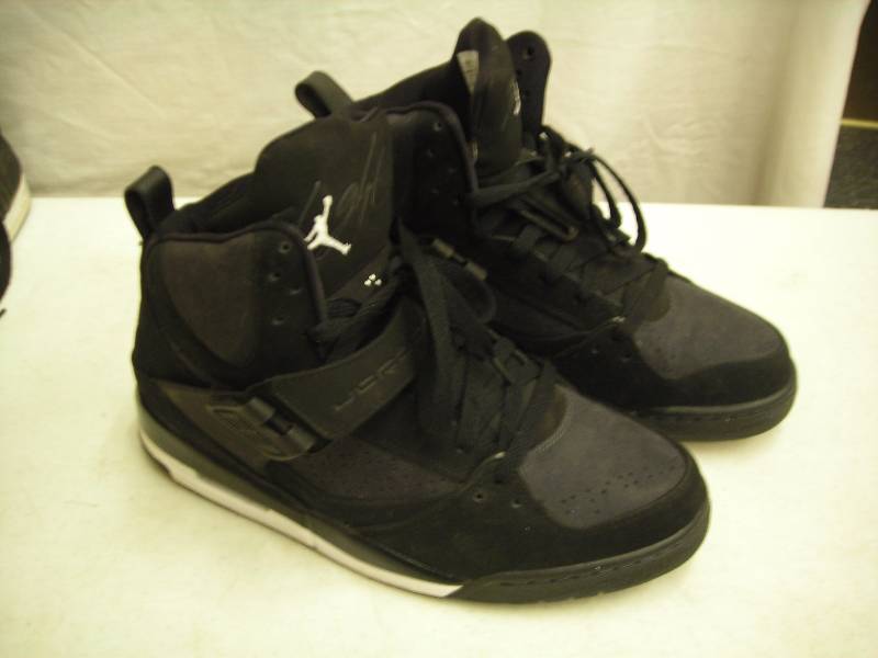 lot 31 image: Pair Mens Nike Air Black Suede Size 11