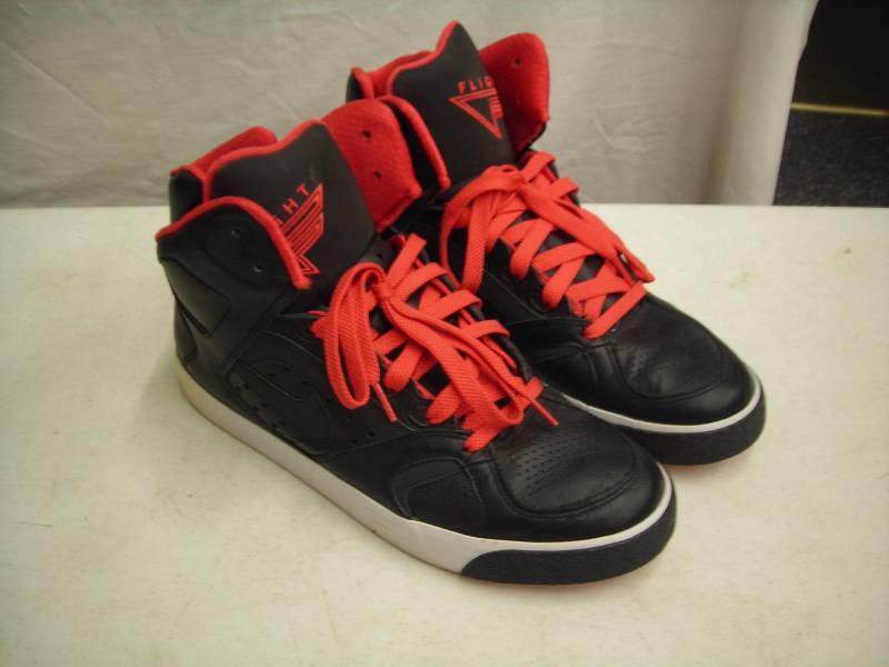 lot 32 image: Pair Mens Nike Flight BlackRed Size 11