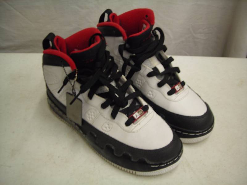 lot 34 image: Pair Mens Nike AF-1 Jordans BlackWhite Size 6 12