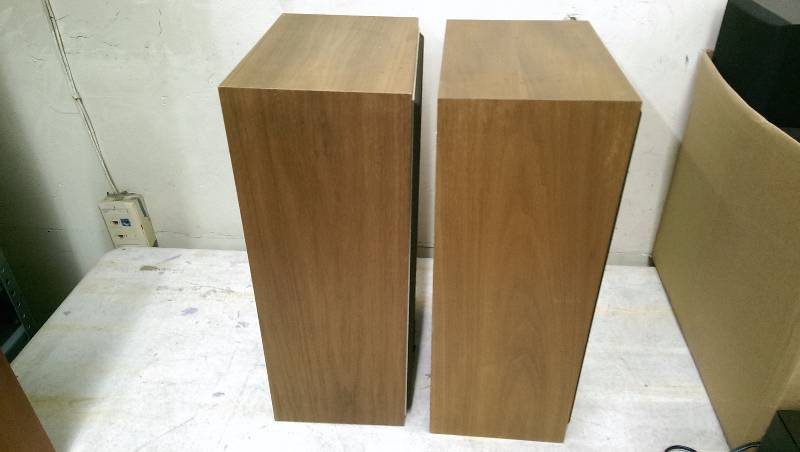 lot 33 image: Lot of 2 Realistic Nova-15 2-Way Floor Speakers