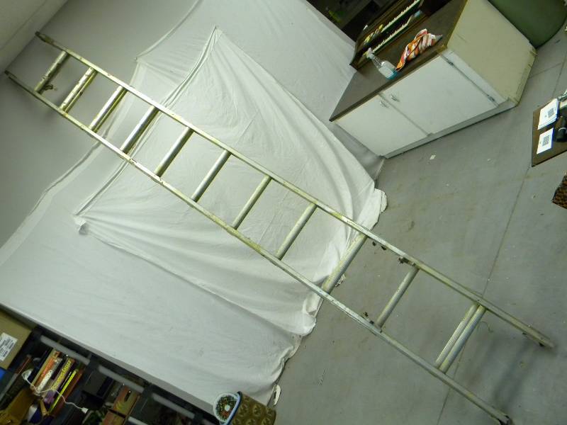 Aluminum extension ladder