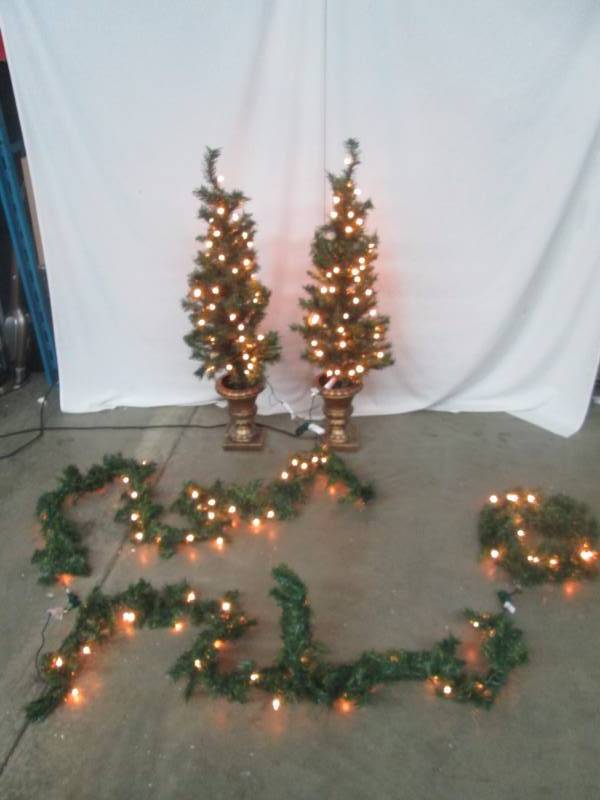 Alcove Holiday Door Decor