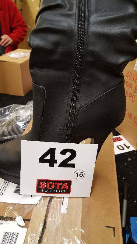 lot 42 image: Shoe Vibe Womens Dallas Ruched Heel Boot - Black 8