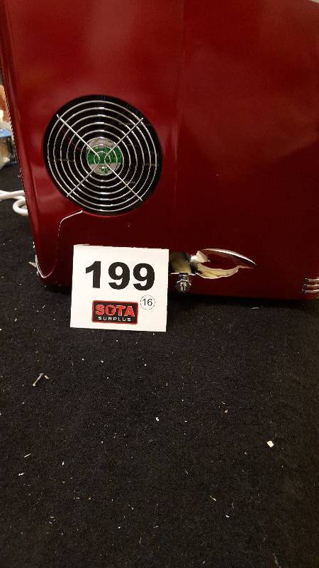 lot 199 image: Nostalgia Electrics Retro Series Ice Cube Make