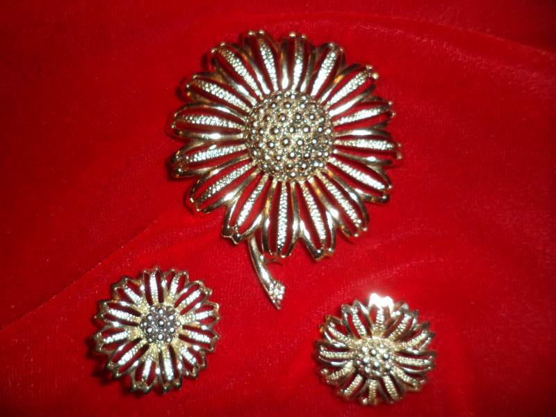 Sarah Coventry Gold Tone Brooch & Earrings