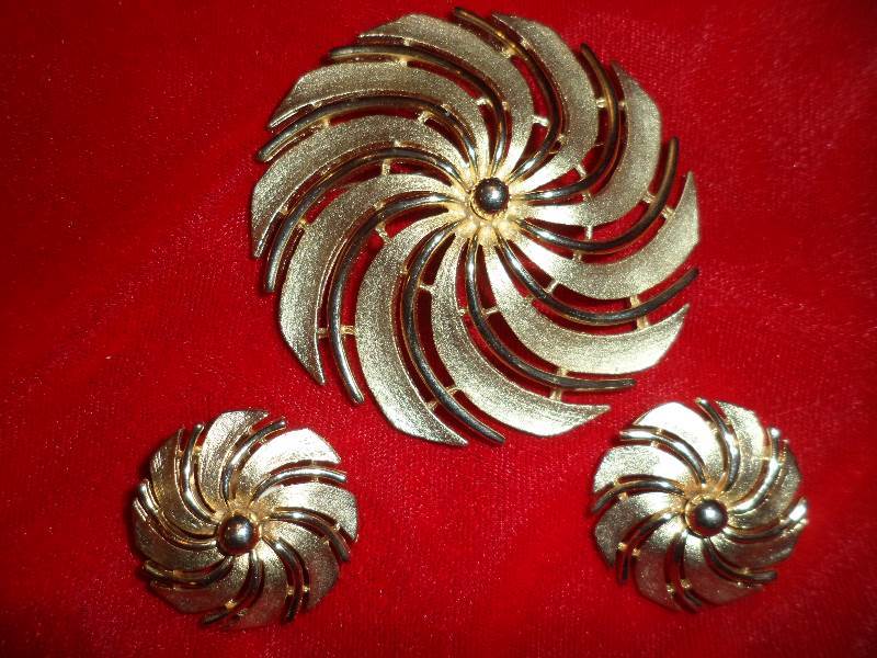 Sarah Coventry Gold Tone Brooch & Earrings