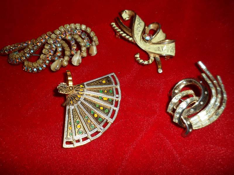 Lof of Four Vintage Brooches