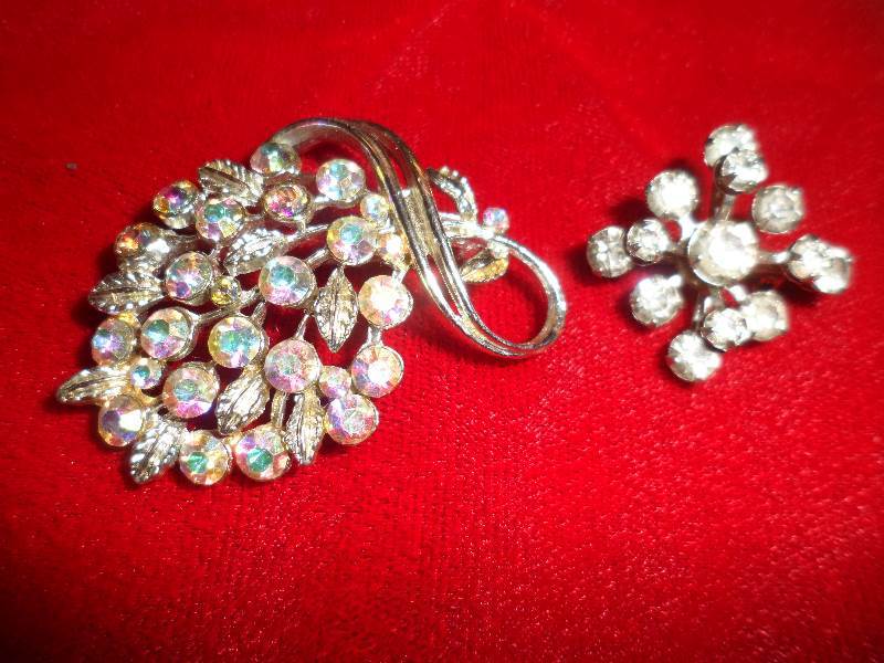 Lot of 2 Vintage Brooches