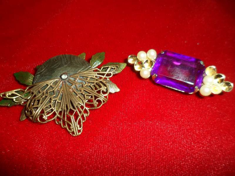 2 Vintage Costume Jewelry Brooches