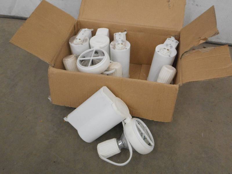 lot 10 image: Box Of (5) 39Watt 120Volt Strip Lig...