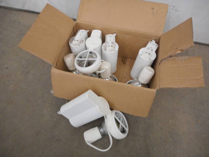 lot 11 image: Box Of (5) 39Watt 120Volt Strip Lig...