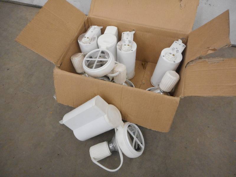 lot 12 image: Box Of (5) 39Watt 120Volt Strip Lig...